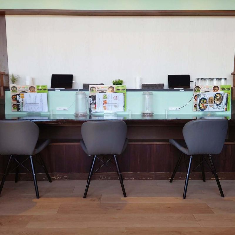 Things I love about life in Japan: an abundance of counter seats photo