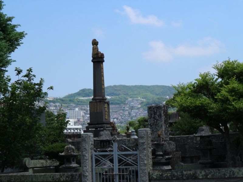 A leste do centro da cidade, os templos de Nagasaki deslumbrantes photo
