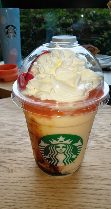 Friday treat: Starbucks Pudding A La Mode Frappuccino photo