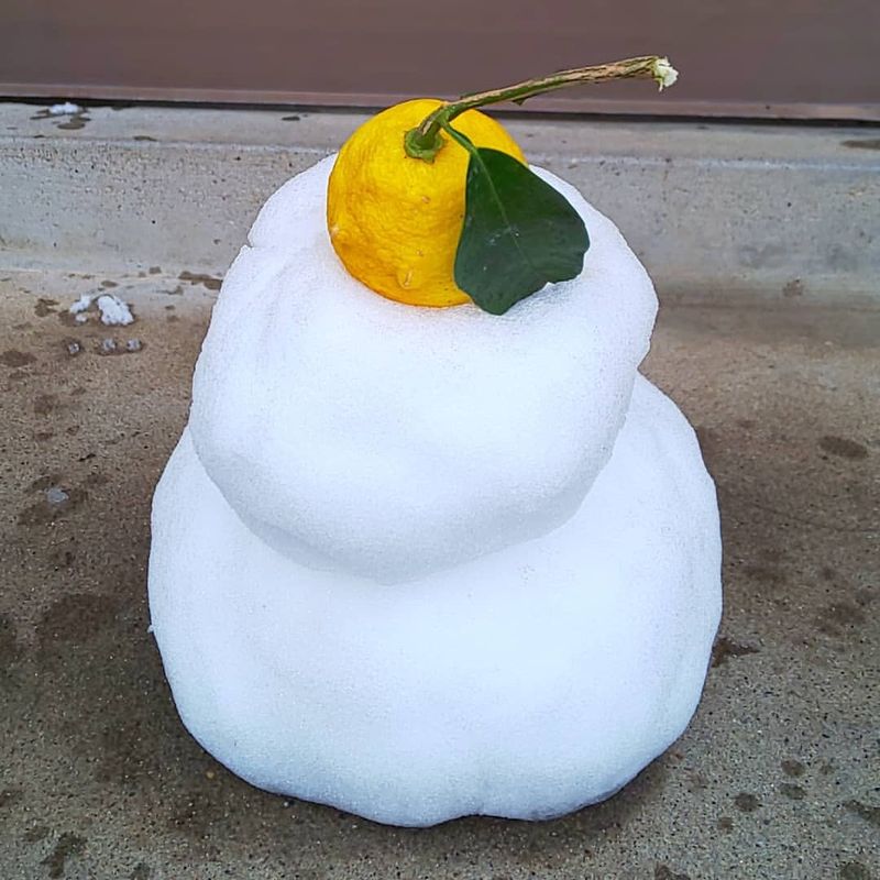 Differences between Australia and Japan: Christmas decor vs. New Year's decor photo