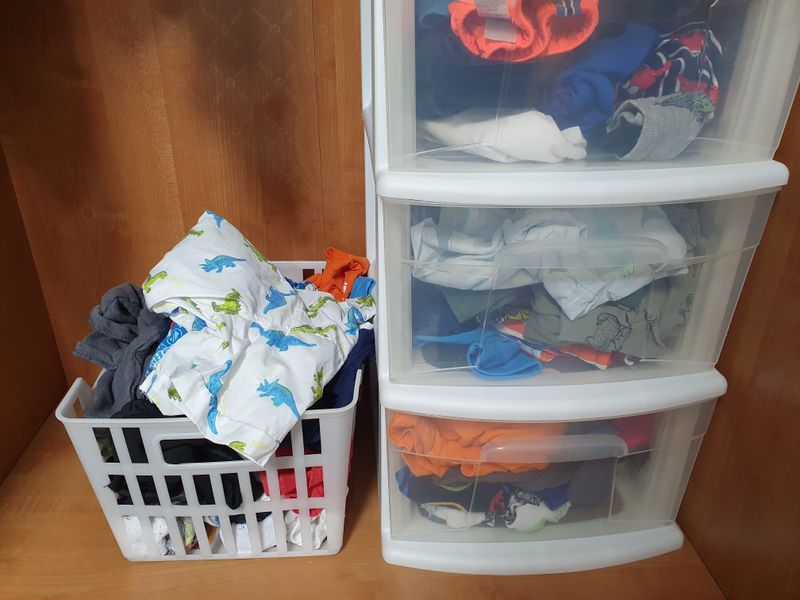 How to organize a small closet in Japan photo