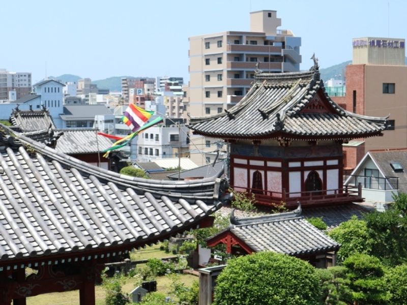 市中心以东，长崎的寺庙眩目 photo