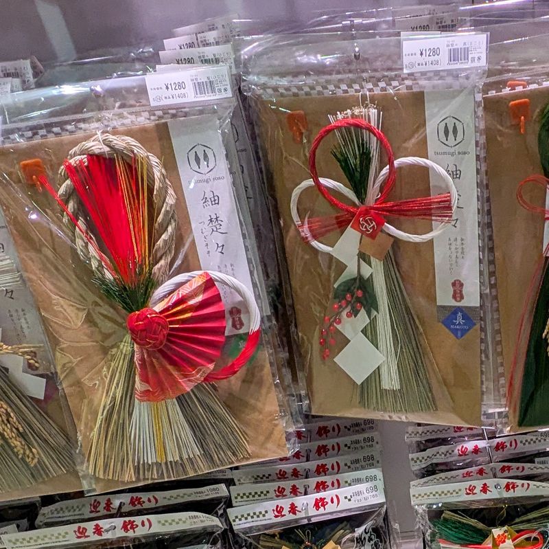 Shopping for shimekazari photo