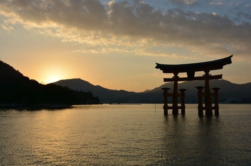 How much does it cost to travel from Osaka to Hiroshima? photo