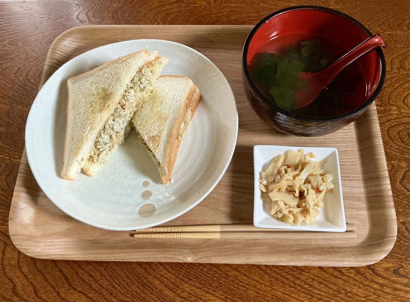 TtoE Wafu chickpea salad sammie photo