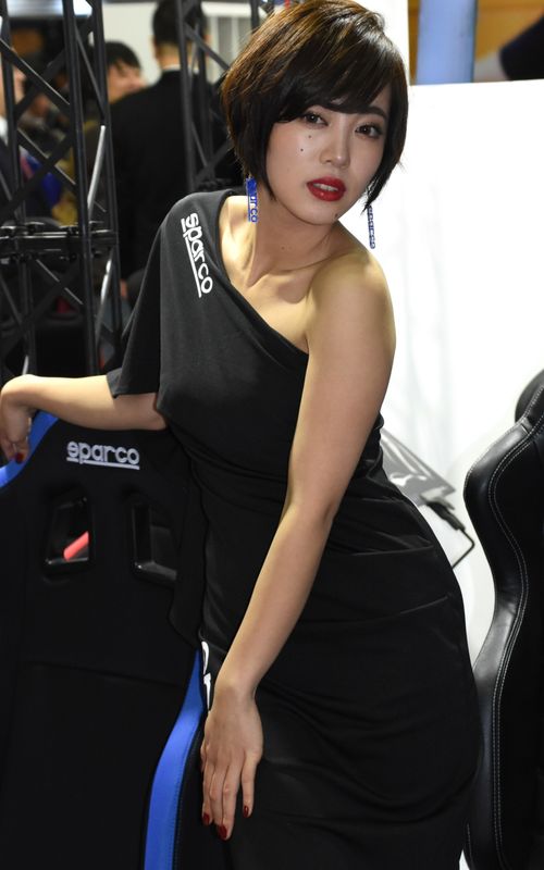 2018東京オートサロンの女性たち：ブースモデルとレースクイーンズギャラリー photo