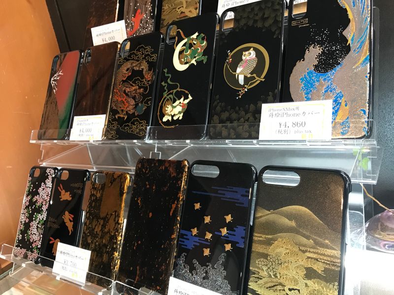 Lacquerware phone cases: bringing tradition into modern times  photo