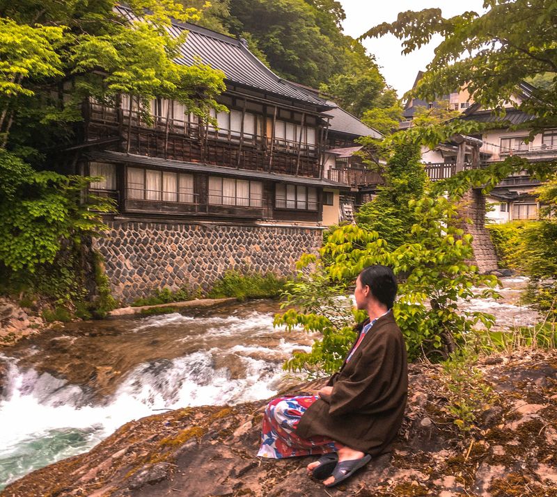 Expérience de baignade relaxante mais gênante dans un onsen mixte au Japon photo