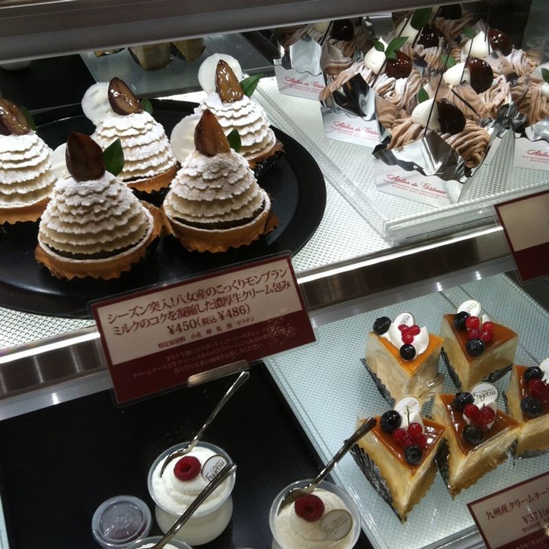How to Eat at a Bakery Shop in Japan photo