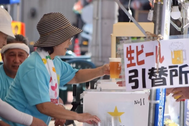 Doctors warn about drinking outside in Japan's summer heat photo