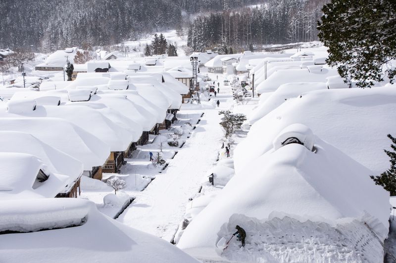 Future of Ouchijuku’s kayabuki roofs rests in hands of skilled few photo