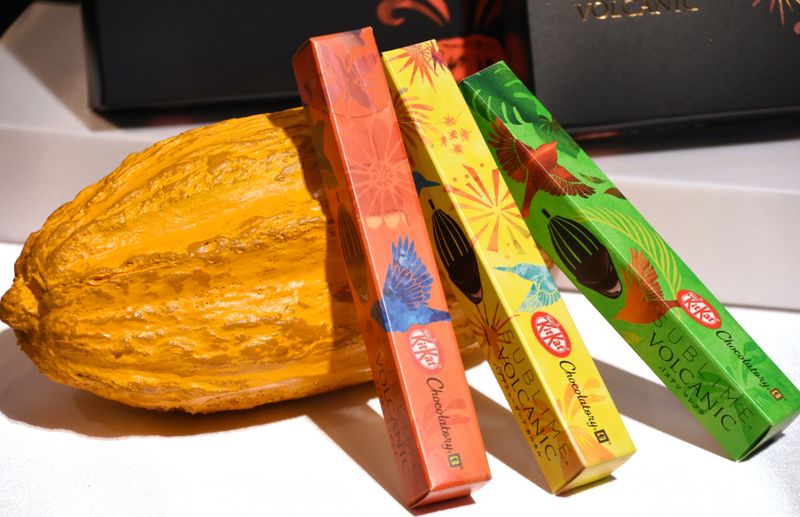 Nestle Japan의 최신 KitKat, &quot;화산 초콜릿&quot;으로 만든, 선반을 친다. photo