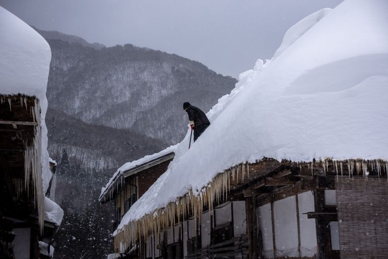 Future of Ouchijuku’s kayabuki roofs rests in hands of skilled few photo