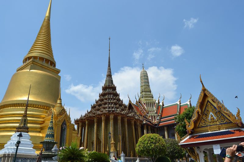 How much does it cost to fly from Tokyo to Bangkok? photo