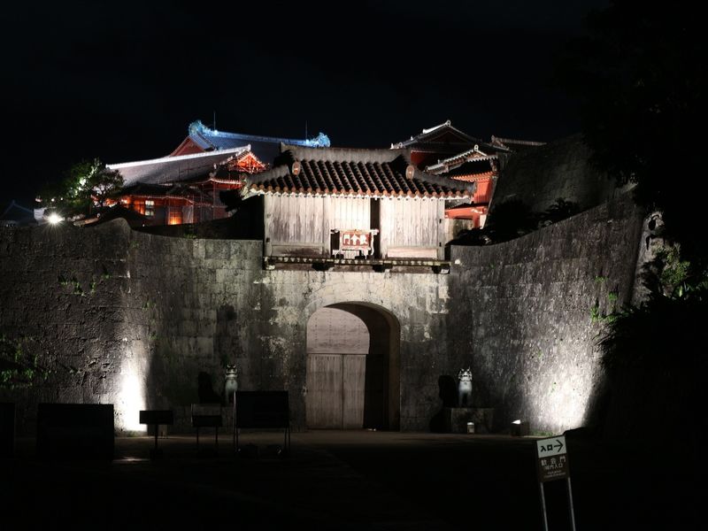 夜のシュリジョ、沖縄の那覇市の夜景 photo