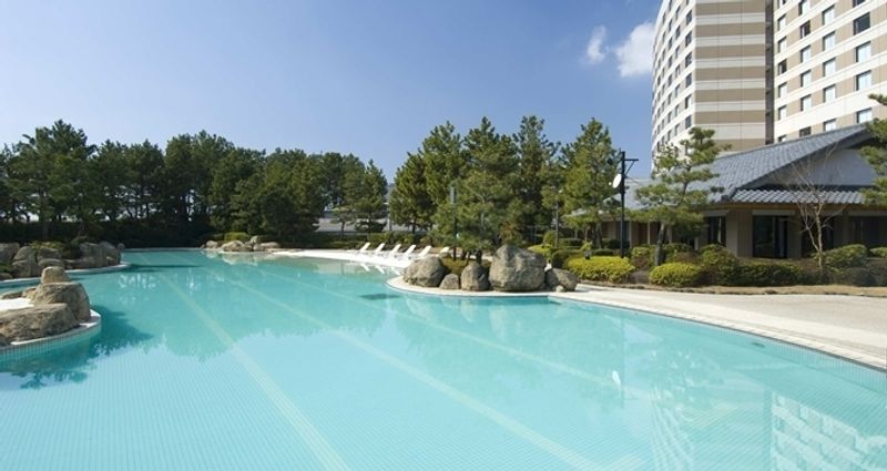 Tokyo’s Best Outdoor Hotel Pools for Summer 2016 photo