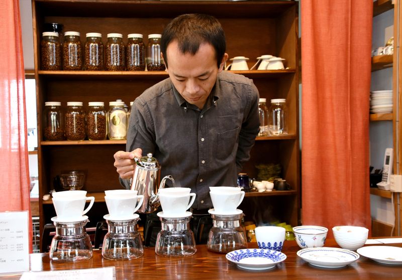 若者は静岡県の茶栽培農村で、コーヒーを提供して農村生活を追いかける photo