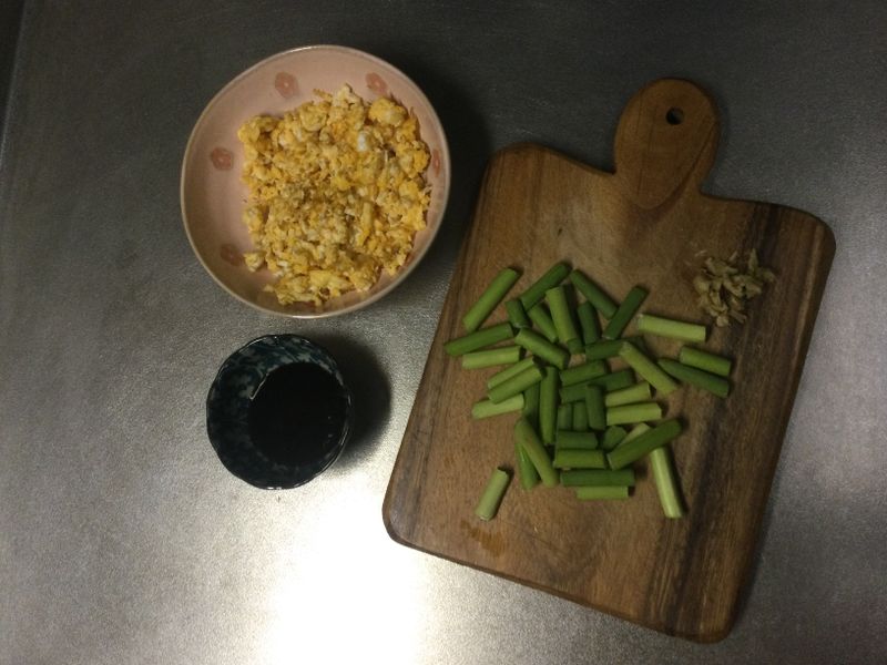 TtoE garlic sprouts with eggs photo