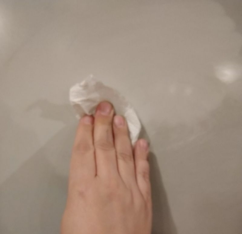 การทำความสะอาดกระดานไวท์บอร์ดด้วยเจลทำความสะอาดมือ photo