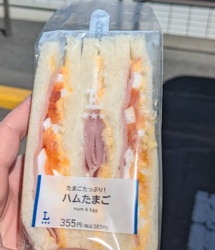 Why the sandwich in Japan is triangular photo