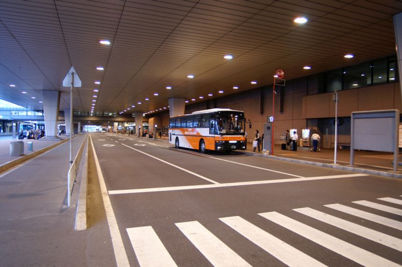 How much does it cost to travel from Narita Airport to Tokyo? photo