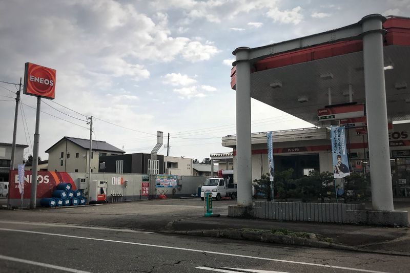 How to fill up your tank in Japan photo