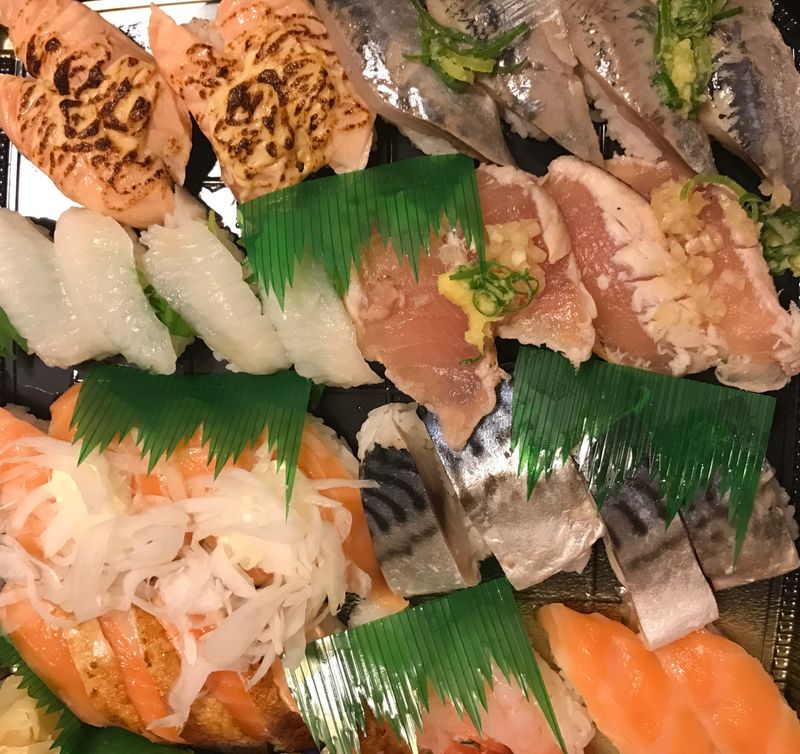 东京 - 横滨地区最好的100日元寿司连锁店中的两个 photo