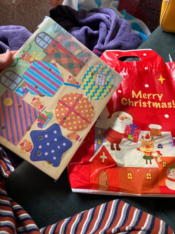 ของขวัญจากซานต้าที่โรงเรียนอนุบาล photo