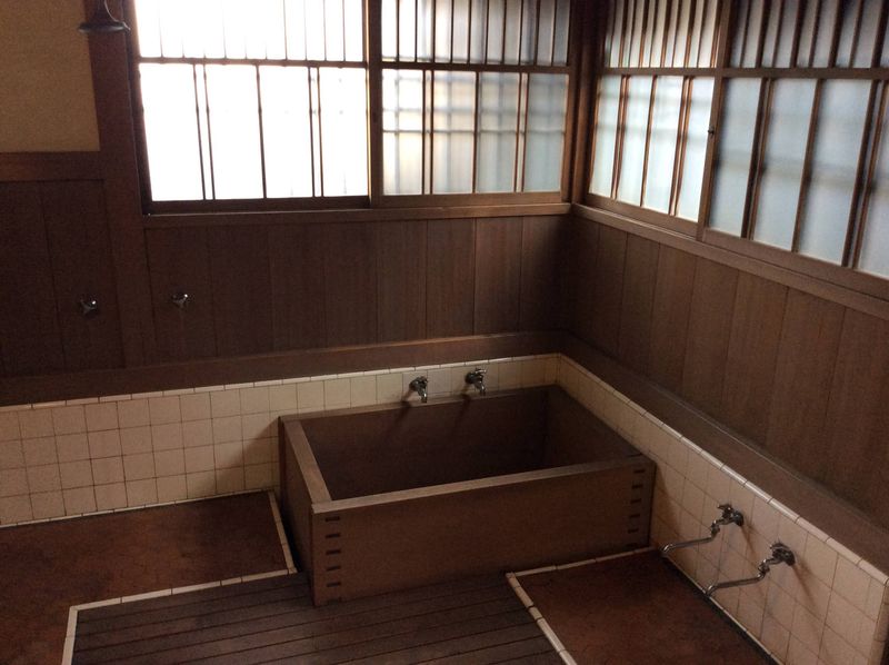 Why some people bath before dinner photo