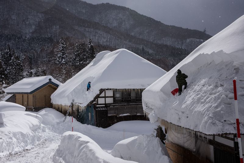 Future of Ouchijuku’s kayabuki roofs rests in hands of skilled few photo