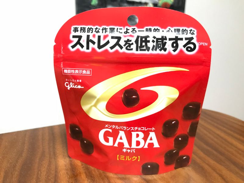 チョコレートを食べて健康で、日本でコークスやお茶を飲む photo