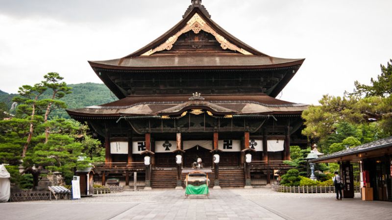 How much does it cost to travel from Tokyo to Nagano? photo