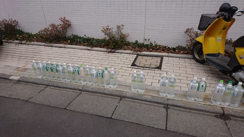なぜ家の外にあるすべての水のボトル？ photo