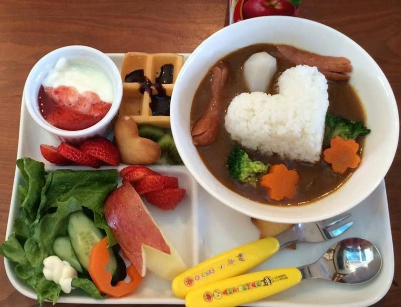Family life in Japan: children's meals at restaurants photo