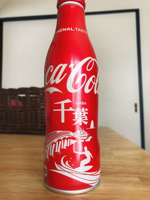 Botol edisi Coca-Cola &quot;Chiba&quot;: Pengenalan selancar photo
