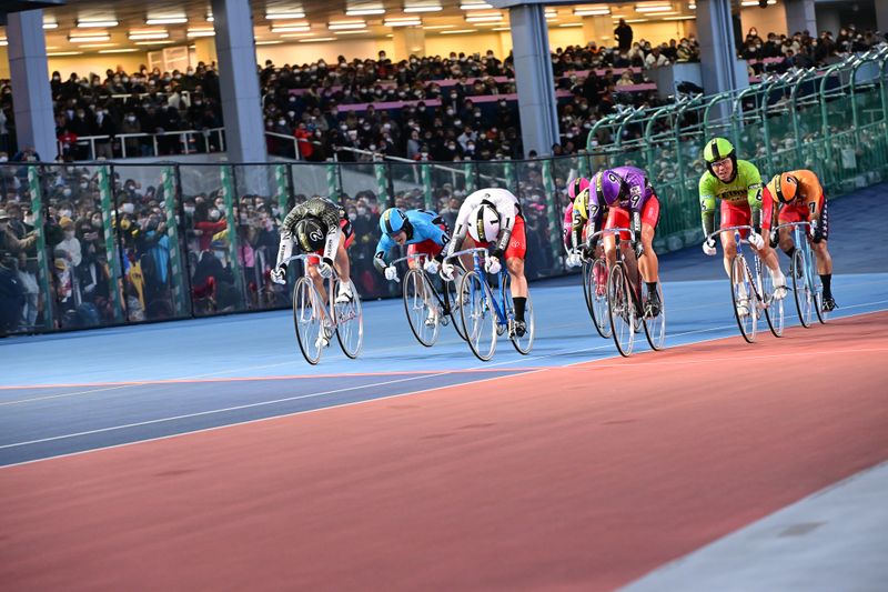 Keirin racing continues tradition of entertainment by the Tama River, Chofu photo