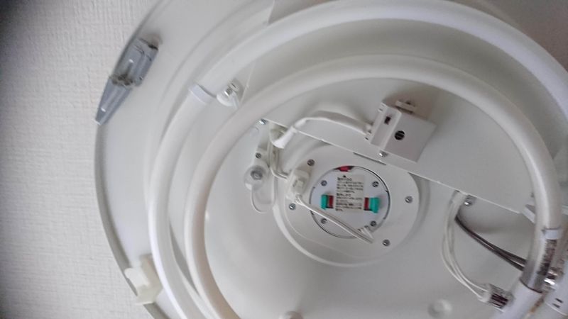 How to Change a Light-bulb Ring in Japan photo