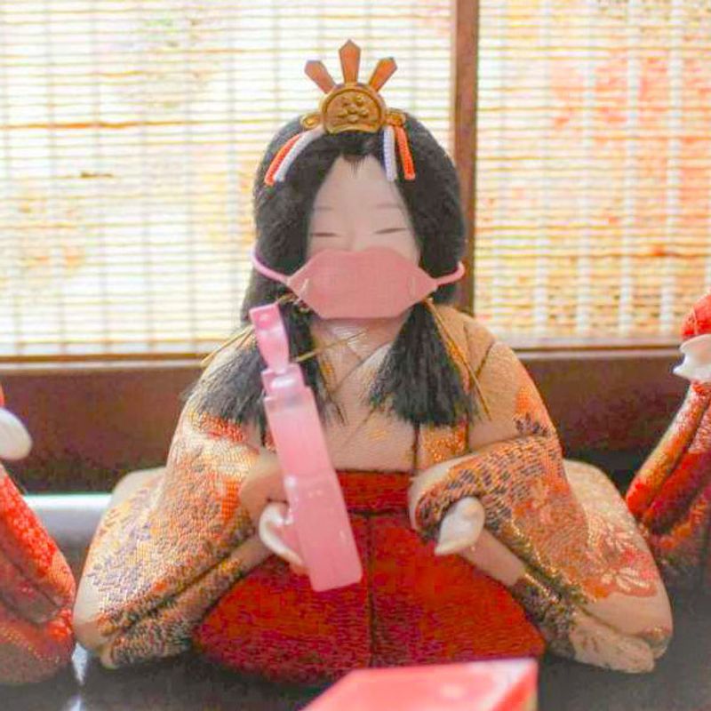 Readjusting to masked faces photo