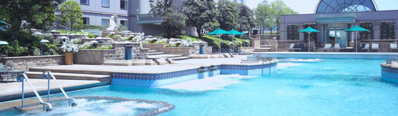 Tokyo’s Best Outdoor Hotel Pools for Summer 2016 photo