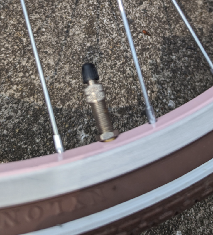 How to Inflate a Bike Tire in Japan photo