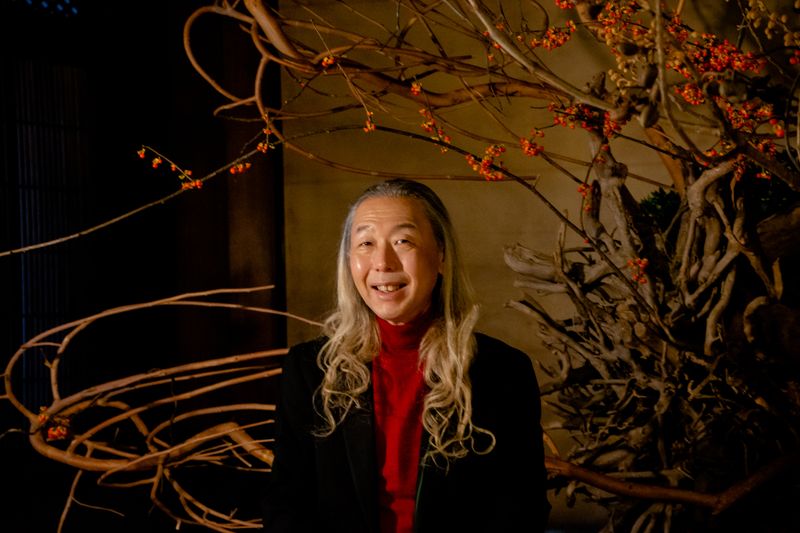 Artist Shogo Kariyazaki brings flower power to Kyu-Iwasaki-tei Gardens photo