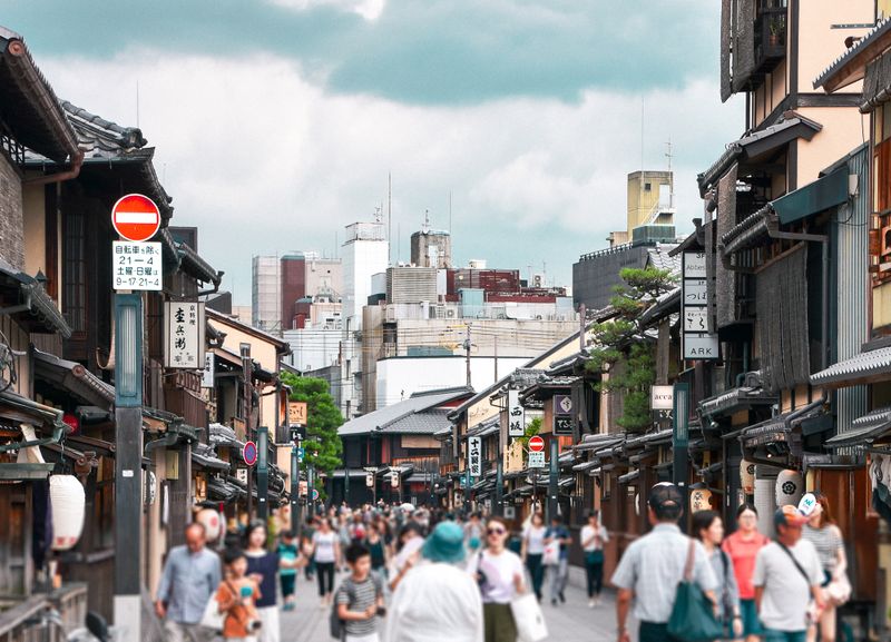 Kyoto gets tough on tourist behavior with latest geisha district ban photo