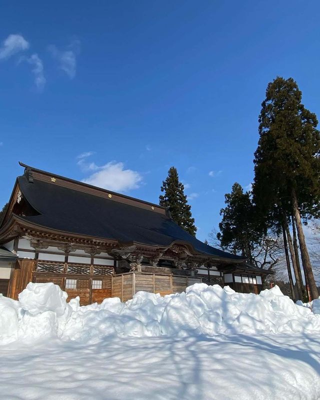 Things I love about winter in Japan: snowy shrines and temples photo