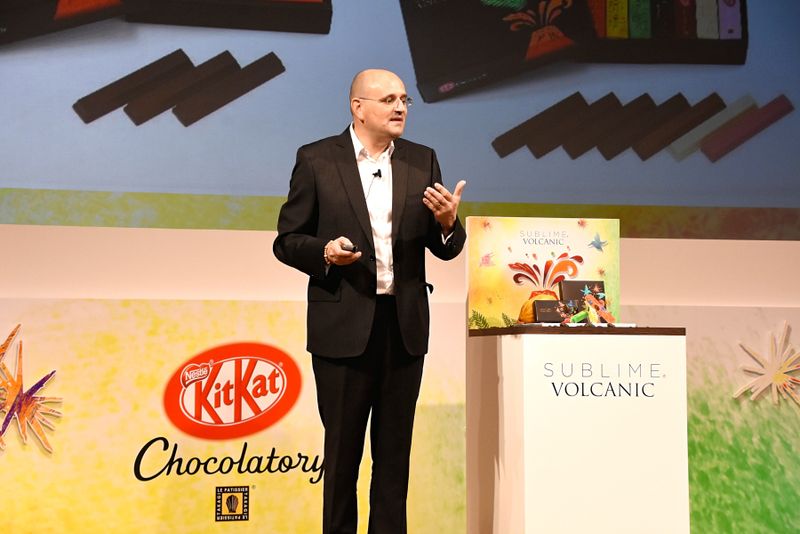 Nestle Japan의 최신 KitKat, &quot;화산 초콜릿&quot;으로 만든, 선반을 친다. photo